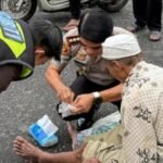 Surya Borneo : Aksi Kapolresta Banyuwangi: Menolong Kakek Penjual Nangka Korban Kecelakaan