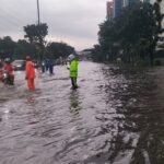 Surya Borneo News : Banjir Rendam Sejumlah Ruas Jalan Jakarta, Brimob–Lantas–Polair PMJ Bergerak Cepat