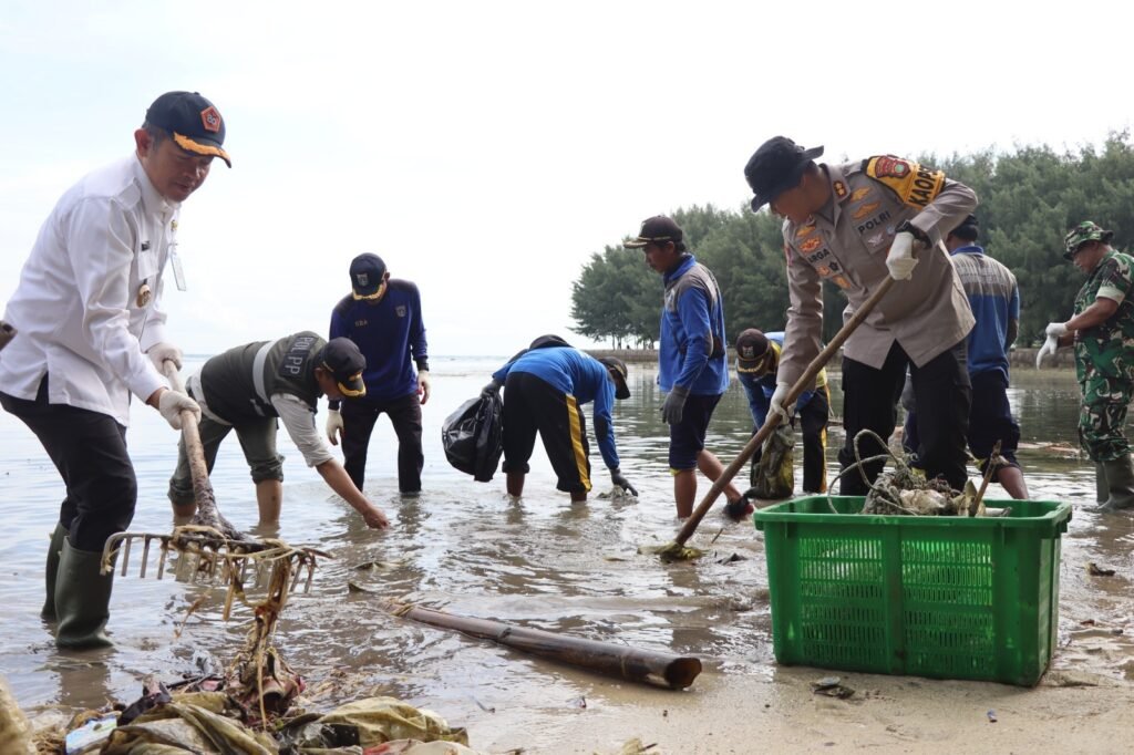 SB News : Polda Metro Jaya-Kodam Jaya-Pemprov DKI Kerja Bakti dan Tanam Mangrove di Pulau Tidung