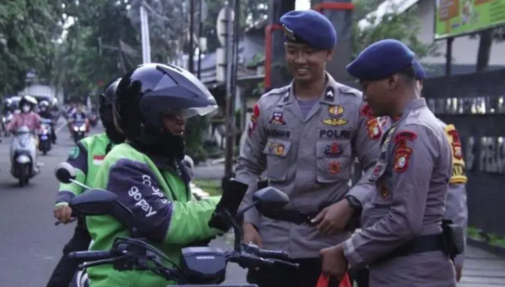 Ramadan Penuh Kepedulian  Brimob Polda Metro Jaya Berbagi Takjil
