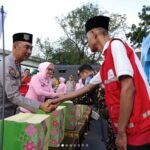 KAPOLDA SUMSEL DAN BHAYANGKARI CEK POS PENGAMANAN OPS KETUPAT 2026, BAGIKAN TALI ASIH HINGGA TAKJIL DI POS PELAYANAN SIMPANG 5 DPRD