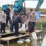 Polda Metro Jaya Tebar 37 Ribu Benih Ikan di Muara Gembong, Dukung Ketahanan Pangan